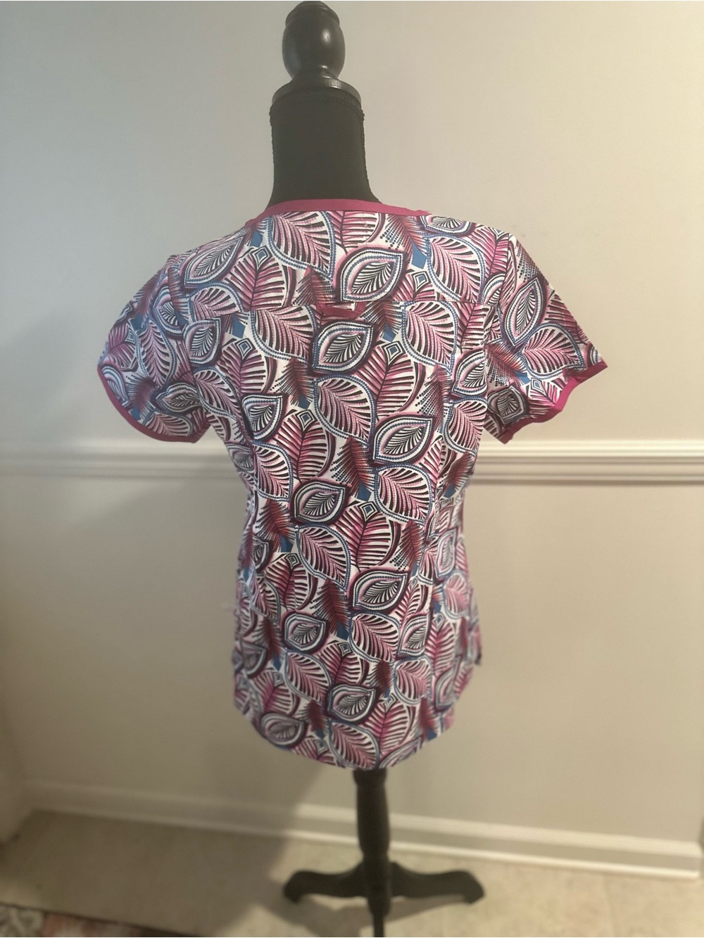 PEACHES Scrub Top - Picture 6 of 9
